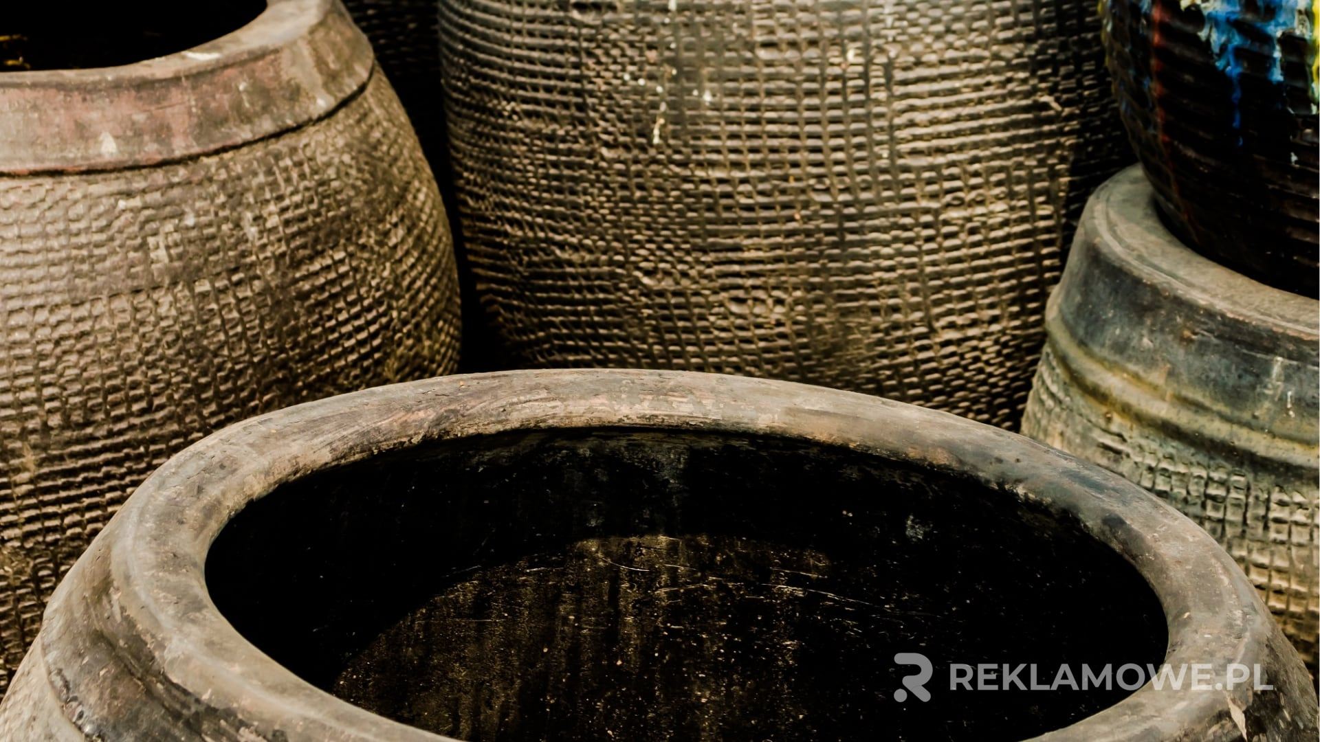 Porównanie różnych materiałów używanych w doniczkach reklamowych